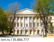 Московский государственный лингвистический университет (МГЛУ). Улица Остоженка, дом 38, строение 1. Москва. Россия (2021 год). Редакционное фото, фотограф E. O. / Фотобанк Лори