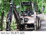 Bakhoe driver dozed off in the cab during lunch break in Perm, Russia (2021 год). Редакционное фото, фотограф Евгений Харитонов / Фотобанк Лори