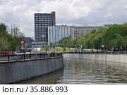 Москва. Река Яуза. Вид в сторону улицы Земляной Вал (2021 год). Редакционное фото, фотограф Илюхина Наталья / Фотобанк Лори