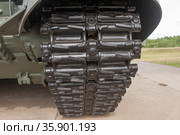 Новый российский основной танк Т-72 В3 стоит на полигоне "Алабино" в парке "Патриот", Международный военно-технический форум "Армия-2019", Московская область, вид на гусеницу спереди. Редакционное фото, фотограф Малышев Андрей / Фотобанк Лори