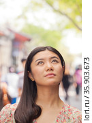 Young Woman looking up. Стоковое фото, агентство Ingram Publishing / Фотобанк Лори