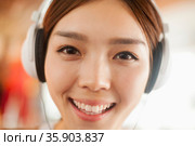 Young women listening to music, portrait. Стоковое фото, агентство Ingram Publishing / Фотобанк Лори