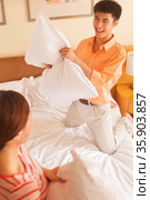 Young Couple Having a Pillow Fight. Стоковое фото, агентство Ingram Publishing / Фотобанк Лори