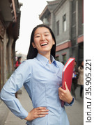 Smiling young business woman in houhai, Beijing, China. Стоковое фото, агентство Ingram Publishing / Фотобанк Лори