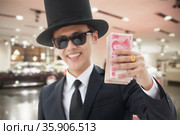 Rich Man Showing Off His Money. Стоковое фото, агентство Ingram Publishing / Фотобанк Лори
