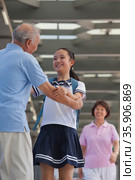 Granddaughter holding hands wit her grandfather. Стоковое фото, агентство Ingram Publishing / Фотобанк Лори