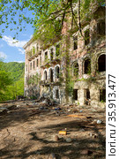 Abandoned house destroyed by war. Mining ghost-town Akarmara, post-apocalyptic concept. Remnant of The Georgian-Abkhazian war (2021 год). Стоковое фото, фотограф Григорий Стоякин / Фотобанк Лори