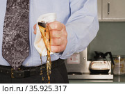 Businessman crushing coffee cup. Стоковое фото, фотограф Shannon Fagan / Ingram Publishing / Фотобанк Лори