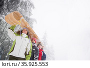 Children with toboggan. Стоковое фото, фотограф Shannon Fagan / Ingram Publishing / Фотобанк Лори