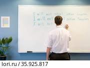 Office worker writing on whiteboard. Стоковое фото, фотограф Shannon Fagan / Ingram Publishing / Фотобанк Лори