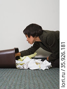 Businesswoman searching through rubbish bin. Стоковое фото, фотограф Shannon Fagan / Ingram Publishing / Фотобанк Лори