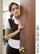 Woman opening door. Стоковое фото, фотограф Shannon Fagan / Ingram Publishing / Фотобанк Лори