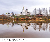 Река Тура и собор Михаила Архангела и церковь Симеона Верхотурского. Село Меркушино. Свердловская облать (2012 год). Стоковое фото, фотограф Сергей Афанасьев / Фотобанк Лори