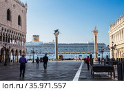 View of the Costa Deliziosa cruise ship sailing past St. Mark's square in the early morning. Italy, Venice (2017 год). Редакционное фото, фотограф Наталья Волкова / Фотобанк Лори