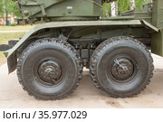 Российская модернизированная реактивная система залпового огня 9К51М «Торнадо-Г» на Международном военно-техническом форуме "Армия-2019", Московская область, вид на задние колеса справа. Редакционное фото, фотограф Малышев Андрей / Фотобанк Лори