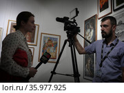 Группа телеоператор и корреспондент (2021 год). Редакционное фото, фотограф Дмитрий Неумоин / Фотобанк Лори