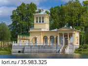 Царицын павильон крупным планом солнечным майским днем. Петергоф (2021 год). Редакционное фото, фотограф Виктор Карасев / Фотобанк Лори