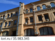 Доходный дом купцов Козновых построен в 1875. Новая площадь, 14 (Большой Черкасский переулок, 13, строение 4). Тверской район. Город Москва. Россия (2019 год). Редакционное фото, фотограф lana1501 / Фотобанк Лори