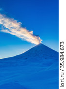 Winter eruption active volcano at sunset. Стоковое фото, фотограф А. А. Пирагис / Фотобанк Лори
