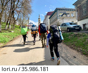 Туристы иду по Советской улице города Боровска. Россия, Калужская область (2021 год). Редакционное фото, фотограф Овчинникова Ирина / Фотобанк Лори
