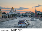 Сумерки. Вид на Москву-реку, храм Христа Спасителя и Кремль с Большого Москворецкого моста (2021 год). Редакционное фото, фотограф Наталья Николаева / Фотобанк Лори