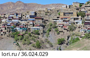 Picturesque Chokh town with old brick buildings on hill steep slope among fantastic mountains on sunny day. Dagestan, Russia (2021 год). Стоковое видео, видеограф Алексей Кузнецов / Фотобанк Лори