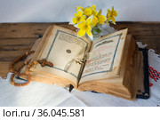 Молитвослов, четки, очки и цветы, канон во святую и великую пасху. Стоковое фото, фотограф Короленко Елена / Фотобанк Лори