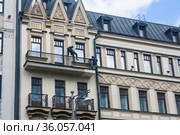 Промышленные альпинисты красят фасад дома на Тверской улице в Москве (2015 год). Редакционное фото, фотограф Наталья Федорова / Фотобанк Лори