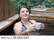 Женщина пьет травяной чай с медом в фито-купели. Стоковое фото, фотограф Марина Володько / Фотобанк Лори