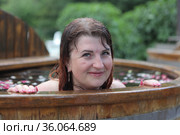 Женщина принимает лечебные процедуры в фито-купели. Стоковое фото, фотограф Марина Володько / Фотобанк Лори