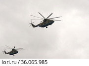 Празднование Дня Победы в Москве. Группа военно-транспортных вертолетов Ми-26 пролетает в небе над Красной площадью (2021 год). Редакционное фото, фотограф Free Wind / Фотобанк Лори