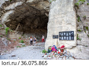 Мемориальные таблички в память о погибшей съемочной группе Бодрова и артистах конного театра "Нарты" у входа в старый туннель. Кармадонское ущелье. Северная Осетия. Россия (2021 год). Редакционное фото, фотограф Сергей Афанасьев / Фотобанк Лори