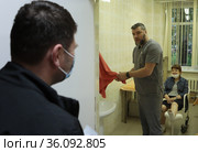Врач и пациенты в травматологической поликлиники Балашихи (2021 год). Редакционное фото, фотограф Дмитрий Неумоин / Фотобанк Лори