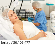 Girl expects plastic surgery in aesthetic cosmetology clinic. Стоковое фото, фотограф Яков Филимонов / Фотобанк Лори