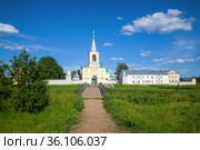 Вид на Введено-Оятский женский монастырь солнечным июльским днем. Оять, Россия (2018 год). Стоковое фото, фотограф Виктор Карасев / Фотобанк Лори