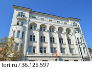 Пятиэтажный кирпичный нежилой дом, 1910 года постройки. Посольство Киргизской Республики. Улица Большая Ордынка, 64, строение 1. Район Якиманка. Город Москва (2019 год). Редакционное фото, фотограф lana1501 / Фотобанк Лори