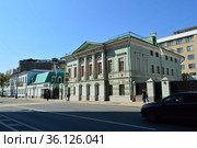 Особняк в стиле ампир, 1824 года постройки. Посольство Аргентинской Республики. Улица Большая Ордынка, 72, строение 1. Район Якиманка. Город Москва (2019 год). Редакционное фото, фотограф lana1501 / Фотобанк Лори