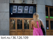 Аномально жаркая погода. 35 градусов тепла на табло Центрального телеграфа на Тверской улице в центре города Москвы, Россия (2021 год). Редакционное фото, фотограф Николай Винокуров / Фотобанк Лори