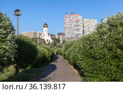 Микрорайон Кудрово, парк Оккервиль с новостройками и церковью, Ленинградская область (2021 год). Редакционное фото, фотограф Кекяляйнен Андрей / Фотобанк Лори