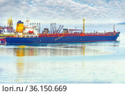 An oil tanker in the Novorossiysk port is loaded with crude oil. Стоковое фото, фотограф Владимир Ушаров / Фотобанк Лори