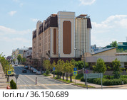 Вид на гостиницу Courtyard by Marriott Kazan Kremlin. Улица Карла Маркса. Летний солнечный день. Казань. Россия (2021 год). Редакционное фото, фотограф E. O. / Фотобанк Лори