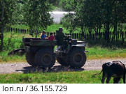 Villagers rides a makeshift swamp buggy through the village in Perm Krai, Russia (2021 год). Редакционное фото, фотограф Евгений Харитонов / Фотобанк Лори