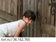 Девочка подсматривает в замочную скважину. Стоковое фото, фотограф WalDeMarus / Фотобанк Лори