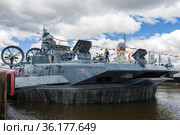 Малый десантный корабль на воздушной подушке "Евгений Кочешков" крупным планом. Международный военно-морской салон, Санкт-Петербург (2017 год). Редакционное фото, фотограф Виктор Карасев / Фотобанк Лори