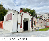 Москва, улица Варварка. Палаты бояр Романовых летом в облачную погоду (2021 год). Редакционное фото, фотограф Овчинникова Ирина / Фотобанк Лори