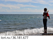 Девочка смотрит на море (2018 год). Редакционное фото, фотограф Елена Дмитриева / Фотобанк Лори