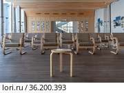 Знаменитый табурет Stool 60 из гнутой березы в лекционном зале библиотеки Алвара Аалто. Выборг. Ленинградская область (2021 год). Редакционное фото, фотограф Румянцева Наталия / Фотобанк Лори
