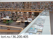 Небольшая экспозиция с книгами в витрине отдела абонемента библиотеки Алвара Аалто города Выборге Ленинградской области (2021 год). Редакционное фото, фотограф Румянцева Наталия / Фотобанк Лори