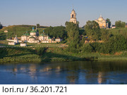 Летний утренний пейзаж со старинными храмами города Старица. Тверская область, Россия (2021 год). Стоковое фото, фотограф Виктор Карасев / Фотобанк Лори