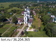Вид с высоты на храмы Свято-Никольского Черноостровского монастыря солнечным июльским днем. Малоярославец, Россия (2021 год). Стоковое фото, фотограф Виктор Карасев / Фотобанк Лори